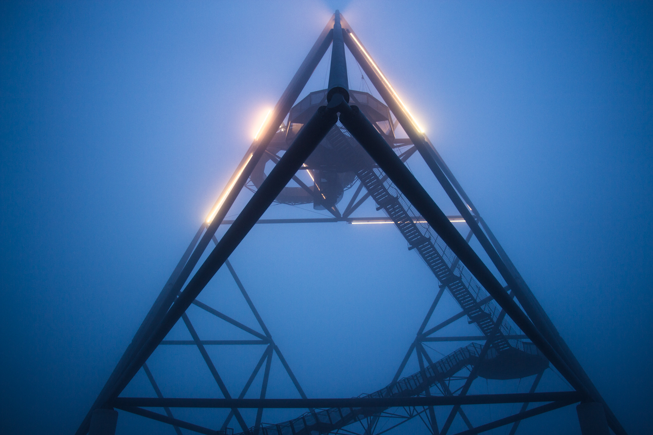 LinnDubh - Advent, Advent, die Halde brennt - Der Tetraeder auf der Halde Beckstraße in Bottrop