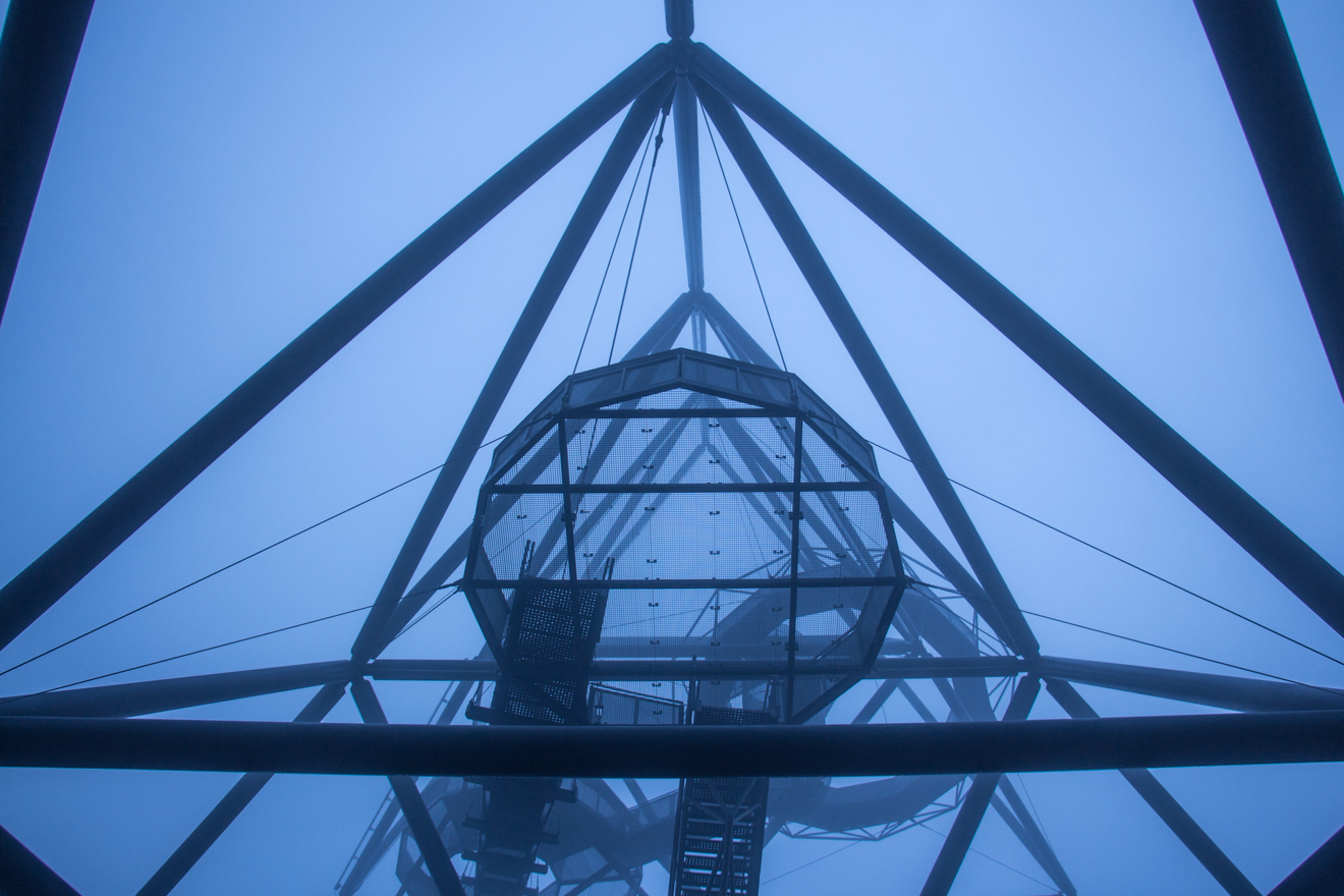LinnDubh - Advent, Advent, die Halde brennt - Der Tetraeder auf der Halde Beckstraße in Bottrop
